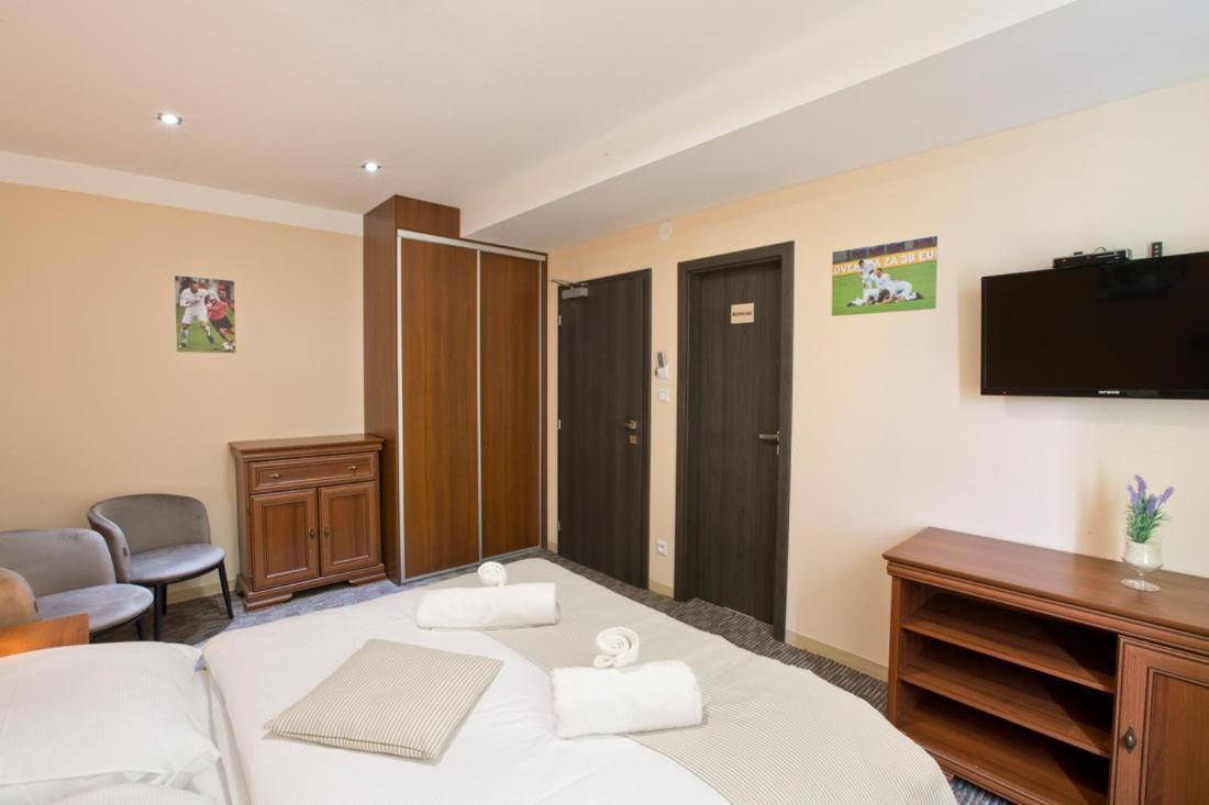Restauracia Gol Hotel Oravske Vesele Buitenkant foto
