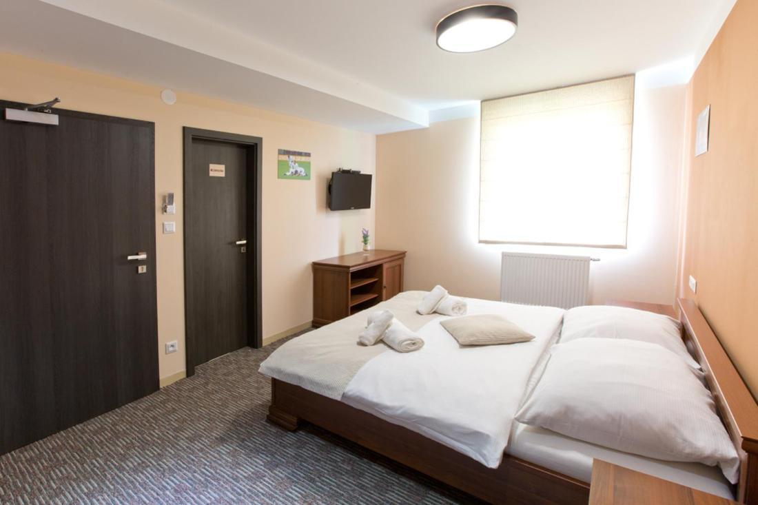 Restauracia Gol Hotel Oravske Vesele Buitenkant foto